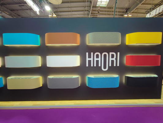 Bleu, orange, jaune, rouge, noir, gris, blanc... Un large choix de couleurs pour les unités intérieurs Toshiba, gamme Haori