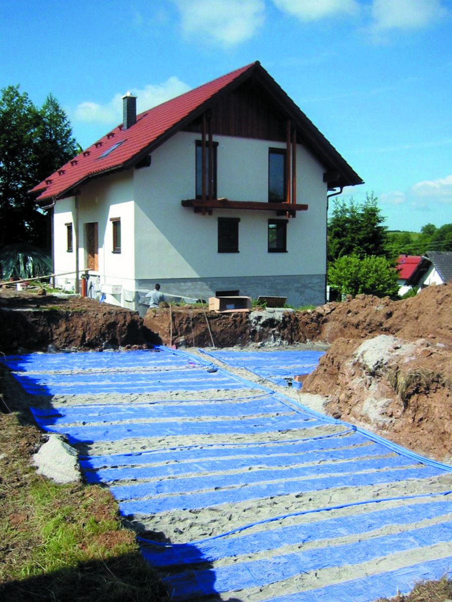 nappes de tubes formant les boucles fermées à faible profondeur, à côté d'une maison