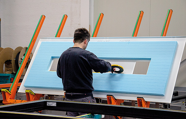 AMCC-SNM_Assemblage-final-des-demi-panneaux-de-portes-monobloc