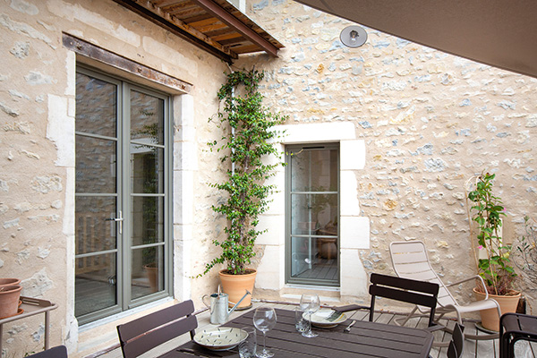 Castes_renovation_residence_porte_fenetre_bois_grise_petits_bois_sur_mesure_aveyron
