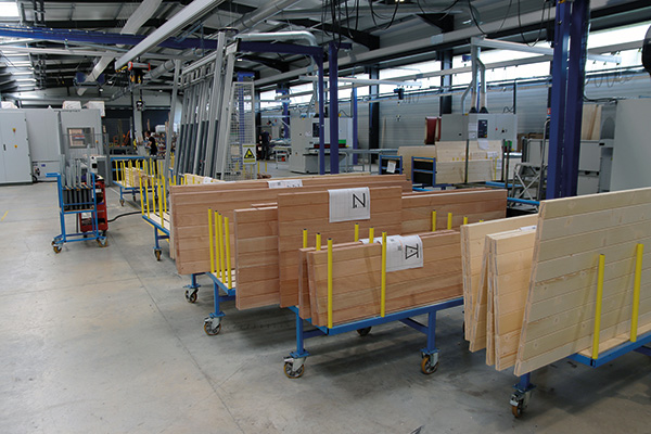 France-Fermetures_ligne-de-production-de-volets-battants-en-bois
