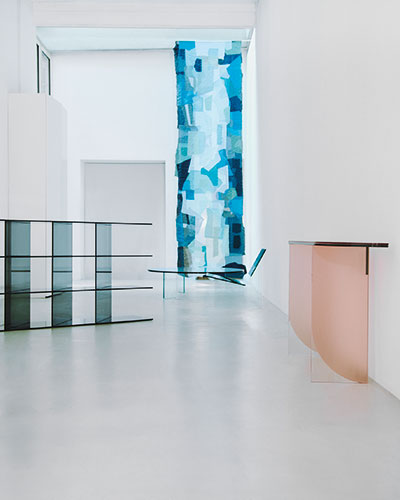 GLASS-VARIATIONS_console-ILLUSION_etagere-MONOLOG_photo-Mathilde-Hiley