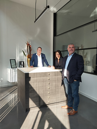 Hyline_Showroom_autour-de-la-table-experience-room