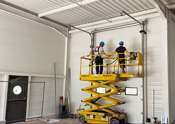 AVEY_Montage-Porte-ARIANE-SANS-RESSSORTS_Chantier-Velux