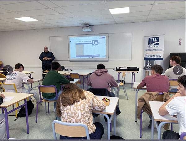 Jeld-Wen_Session-de-formation-animee-par-le-responsable-de-la-Formation-Commerciale