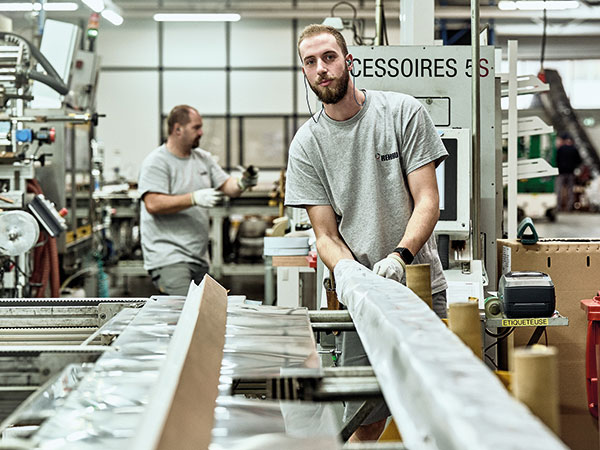 REHAU_operateur-usine_photo-Olivier-Toussaint