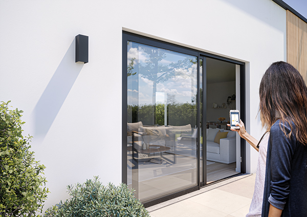 REHAU_visuel_SlinovaX_moteur_SOMFY_vue_ext.