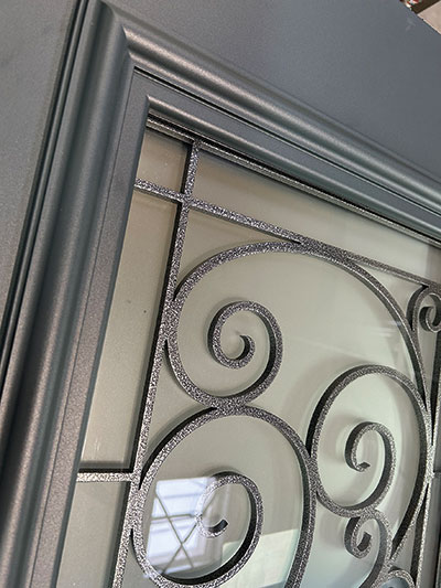 VOLMA_Grille-acier-dans-le-vitrage