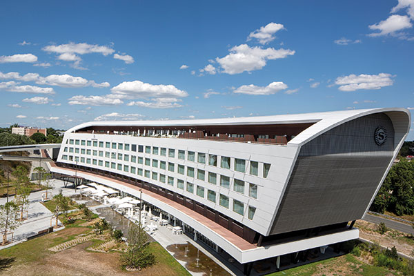 WICONA_chantier-Hotel-Sheraton-45e-paralelle-(67)_credit-Patrick-Loubet