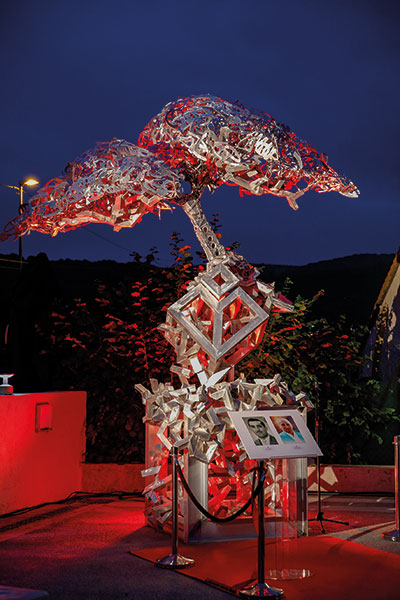 paal-julius-designs-l-arbre-de-la-connaissance-sculpture-monumentale-en-aluminium-artiste-laurent-bosio-participation-des-collaborateurs-paal