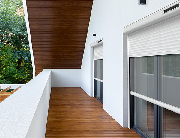 renosun-moustiquaire-balcon-terrasse-blanc-et-bois