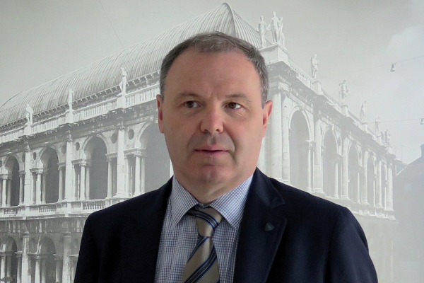 Dino Zandonella Necca, nouveau Président de Vitrum, se réjouit des signes encourageants du marché dans lequel le salon international ouvrira ses portes en octobre prochain ©Vitrum-Gimav