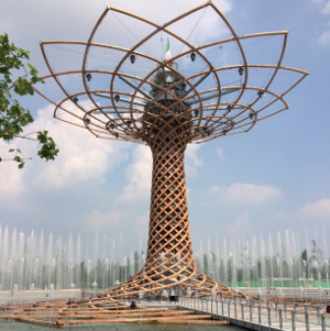 Expo 2015 : près du Pavillon Italie, l'Arbre de la Vie s'inspire du pavement de la place du Capitole conçu par Michel-Ange et s'élance symboliquement dans le ciel milanais ©Vitrum-Gimav