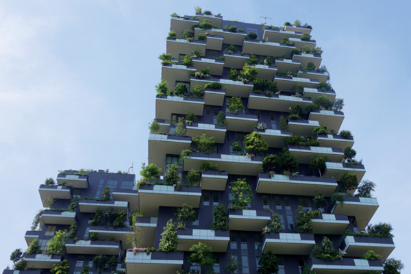 "Il bosco verticale" (forêt verticale) : ce bijou vert dessiné par le Boeri Studio a reçu en 2014 le prix d'architecture International Highrise Award ; les deux tours accueillent 900 arbres plantés sur 8 900 m2 et un astucieux écosystème ©V&MA