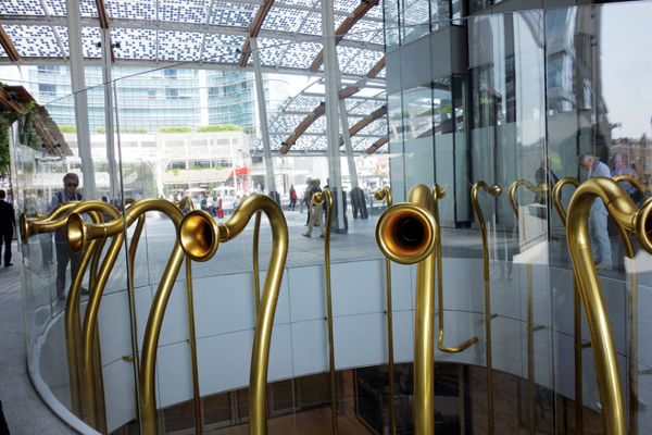 L'installation poétique d'Antonio Garutti et ses trompes acoustiques entrent en liaisons sonores et ouvrent le passage vers les nouveaux édifices de verre et les écoquartiers ©V&MA