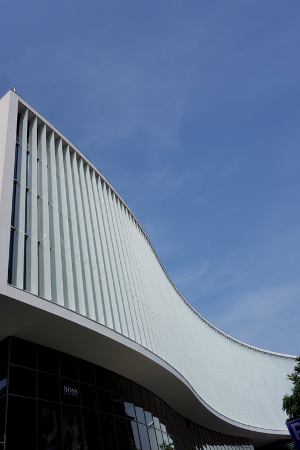 Dans le prolongement du centre historique, les milanais se sont très vite appropriés le nouveau quartier Porta Nuova, une des plus hautes ambitions de requalification urbaine où le verre architectural est roi. ©V&MA