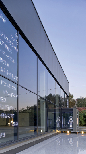 Le verre Glassiled d'AGC contient des Leds incorporées et illustre les façades. © AGC Glassiled - Hugo Neumann (Belgique)