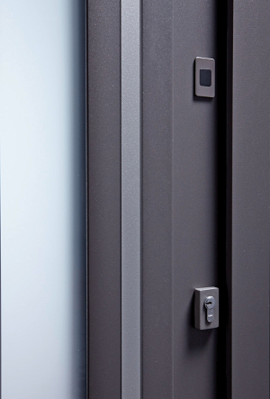 Bel'M équipe ses portes aluminium 80 mm de domotique (trois systèmes de commande au choix + serrure connectée et fonction antipanique). Ici le modèle Azur. ©Bel'M