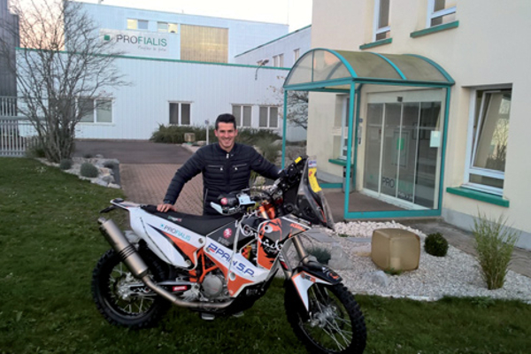 Olivier Pain et sa nouvelle monture devant l'usine Profialis à Clerval (25)