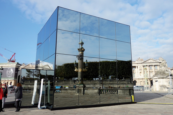 Hommage au verre et au métier historique du groupe avec le pavillon "Voir", cube de lumière incrusté de Leds en perpétuel mouvement, dans lequel le visiteur se retrouve suspendu entre  temps et espace dans l'histoire du groupe