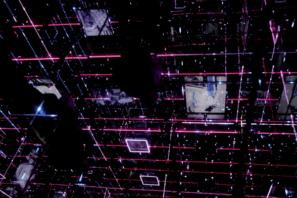 Hommage au verre et au métier historique du groupe avec le pavillon "Voir", cube de lumière incrusté de Leds en perpétuel mouvement, dans lequel le visiteur se retrouve suspendu entre temps et espace dans l'histoire du groupe