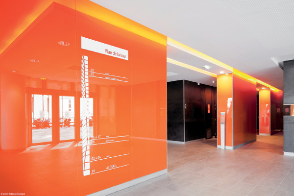 Le verre habille les murs du hall d'entrée de la Tour Oxygène à Lyon - Lacobel orange et Mirox 3G - AGC Glass Europe ©AGC Glass Europe