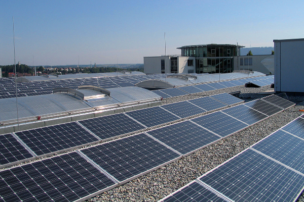 Chez ISO-Chemie, le système photovoltaïque installé sur le toit de l'immeuble produit en moyenne à l'année 1/5ème de la consommation en électricité ©ISO-Chemie