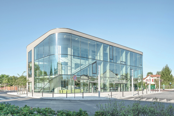 L'espace Vasarely à Antony, un bâtiment en verre neutre AGC Glass intégrant une importante protection solaire. Une des façades intègre un angle bombé ©AGC Glass