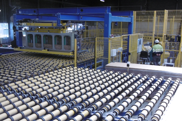 Positionnement automatique d'intercalaires, poste releveur ©Saint-Gobain