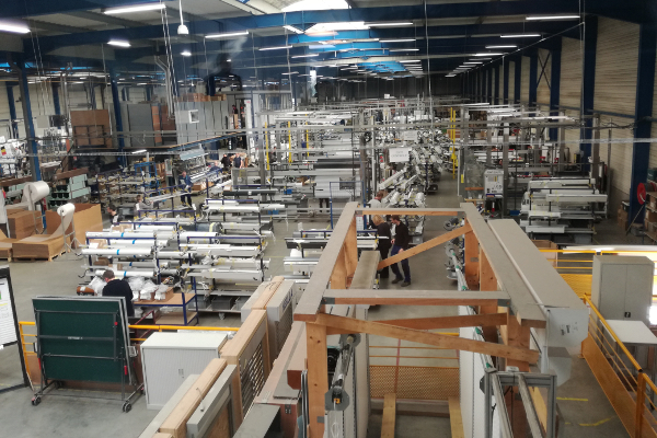 Dans les ateliers,la stratégie de développements?est également traduitpar de récents investissementsen équipements et agrandissementspour la fluidité des process et le renforcement de la qualité d?une large gamme de produits sur-mesure ©V&MA