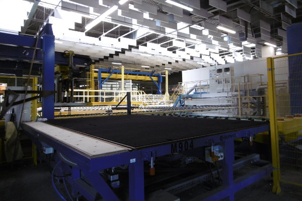 Table de découpe/contrôle qualité du verre ©Saint-Gobain
