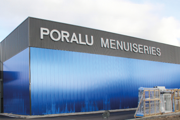 Extension du bâtiment actuel avec la nouvelle enseigne Poralu Menuiseries ©Poralu Menuiseries