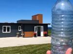 Une maison construite avec 612 000 bouteilles en plastique recyclées