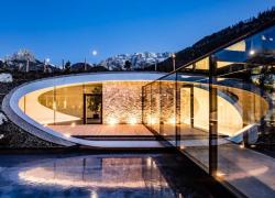 Italie : Façade et menuiseries Wicona pour le Spa du Grand Hotel Alpenroyal (5 étoiles)
