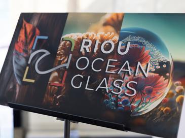 Riou Ocean Glass en haut de la vague