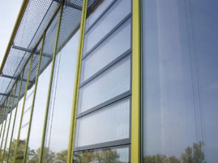 Ouvrant de façade en verre pour le désenfumage et la ventilation
