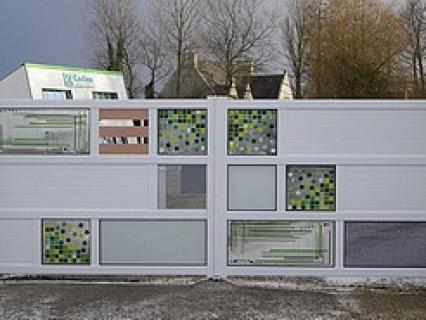 Locronan (29) Chez Cadiou industrie, le portail est "star"