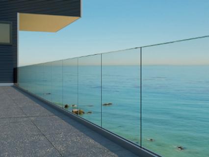 Système innovant de garde-corps prêt-à-poser tout verre