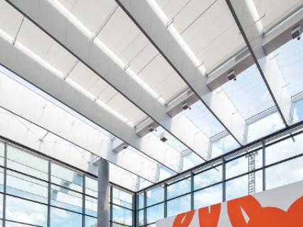 Protection solaire pour surfaces vitrées architecturales