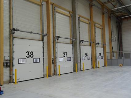 2 chantiers : 102 portes Thermo 40 et 95 niveleurs de quai Novodock Novoferm® Industrie