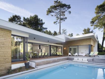 Initial : une villa baignée de lumière en symbiose avec la forêt landaise