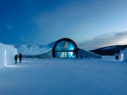 Geze équipe la façade vitrée de l'ICEHOTEL 365