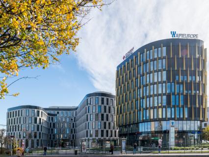 Complexe de bâtiments modernes équipés par heroal, AFI Vokovice marque des points