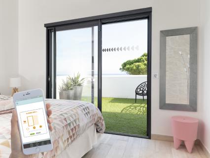 Somfy et le groupe Liébot connectent les baies coulissantes de la maison