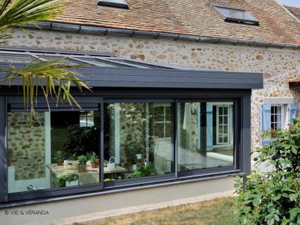 Vie & Véranda armé pour son développement national