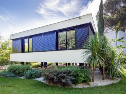 Une extension de villa sur pilotis 
