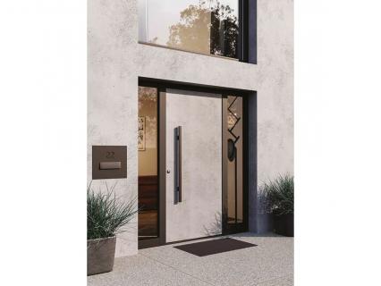 Dans la porte, Hörmann presse le pas