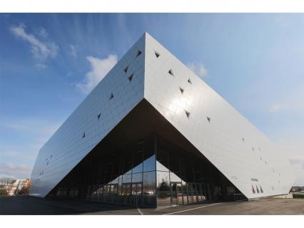 Louineau ancre les murs-rideaux trapézoïdaux de l’Arena Futuroscope à Poitiers