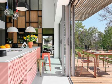 DANK Architectes fait audacieusement sortir une maison de sa coquille