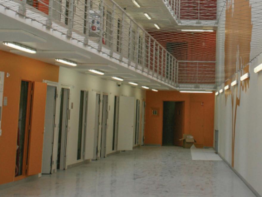 Blocs-portes de cellules de prisons